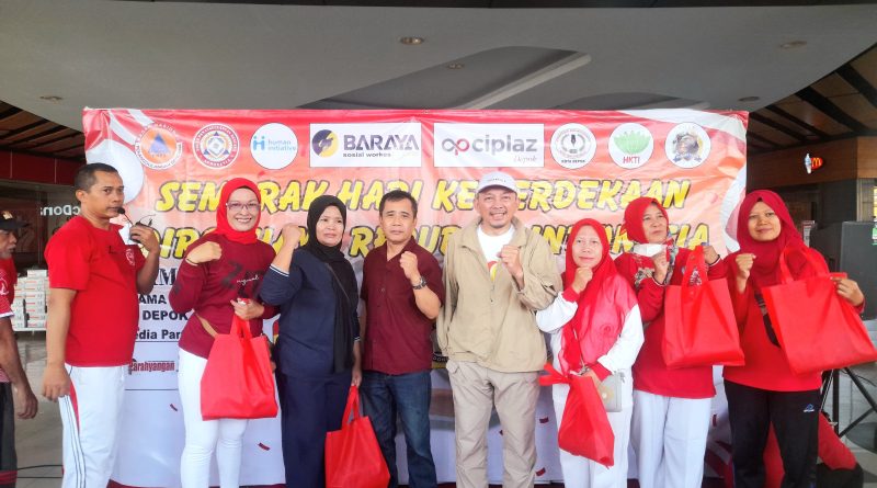 Hafid Nasir foto bersama relawan kemanusiaan Kota Depok