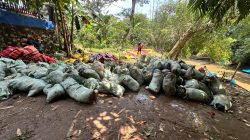 Peringati Hari Air Sedunia, Asasta Depok Angkat 10 Ton Sampah Kali Ciliwung