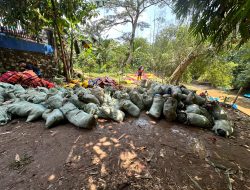 Peringati Hari Air Sedunia, Asasta Depok Angkat 10 Ton Sampah Kali Ciliwung